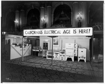 D2.3 - Displays, Window - Booth at restaurant Men's Display at Biltmore Hotel
